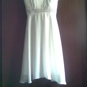 Вечірня сукня молочно-білого кольору