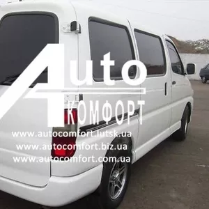 Задний салон,  правое окно,  короткая база на Toyota Hiace