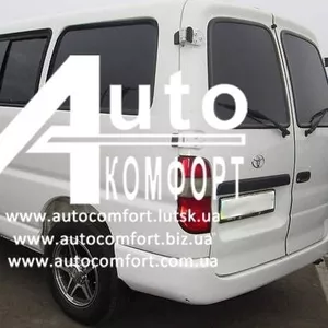 Задний салон,  левое окно,  короткая база на Toyota Hiace