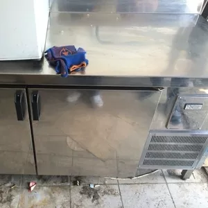 Продам двухдверный холодильный стол бу для ресторана