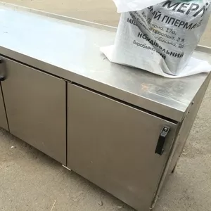 Продам трехдверный холодильный стол бу для кафе