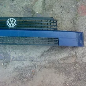 Продам оригинальную решетку радиатора VW T4