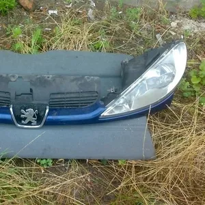 Продам оригинальные фары,  решетку радиатора Peugeot 206
