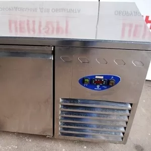 Продам двухдверный холодильный стол бу Desmon