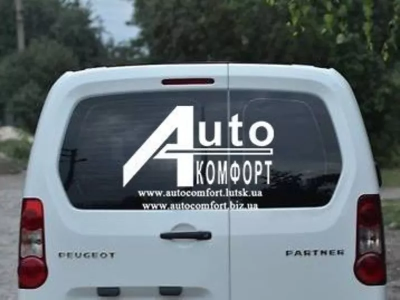 Заднее стекло ( левая) с электрообогревом на Peugeot Partner