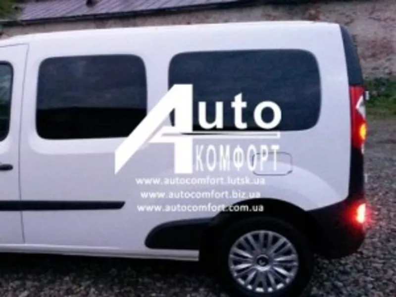 Задний салон,  левое окно,  длинная база на автомобиль Renault Kangoo 08