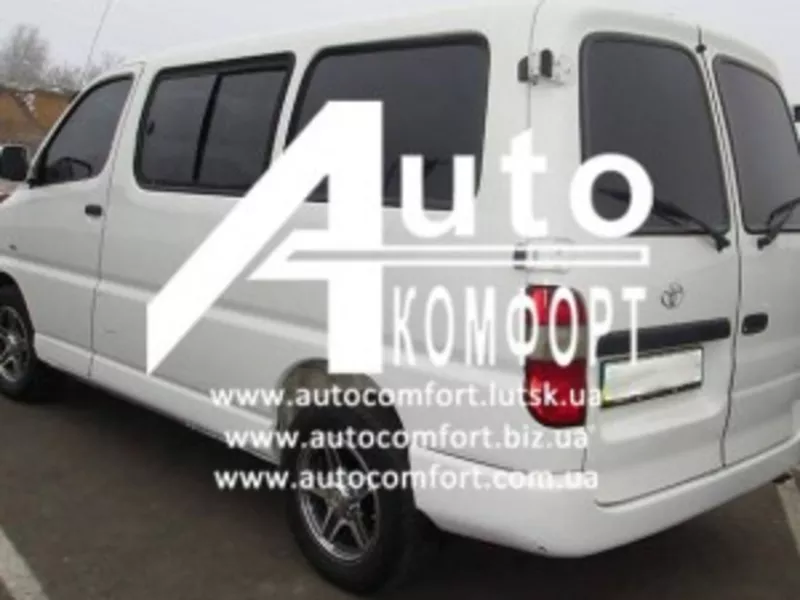 Задний салон,  левое окно,  короткая база на Toyota Hiace (Тойота Хай-Эй