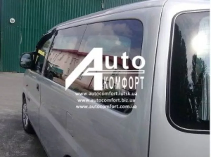 Задний салон,  короткая база,  левое окно на автомобиль Hyundai H-1 I (H