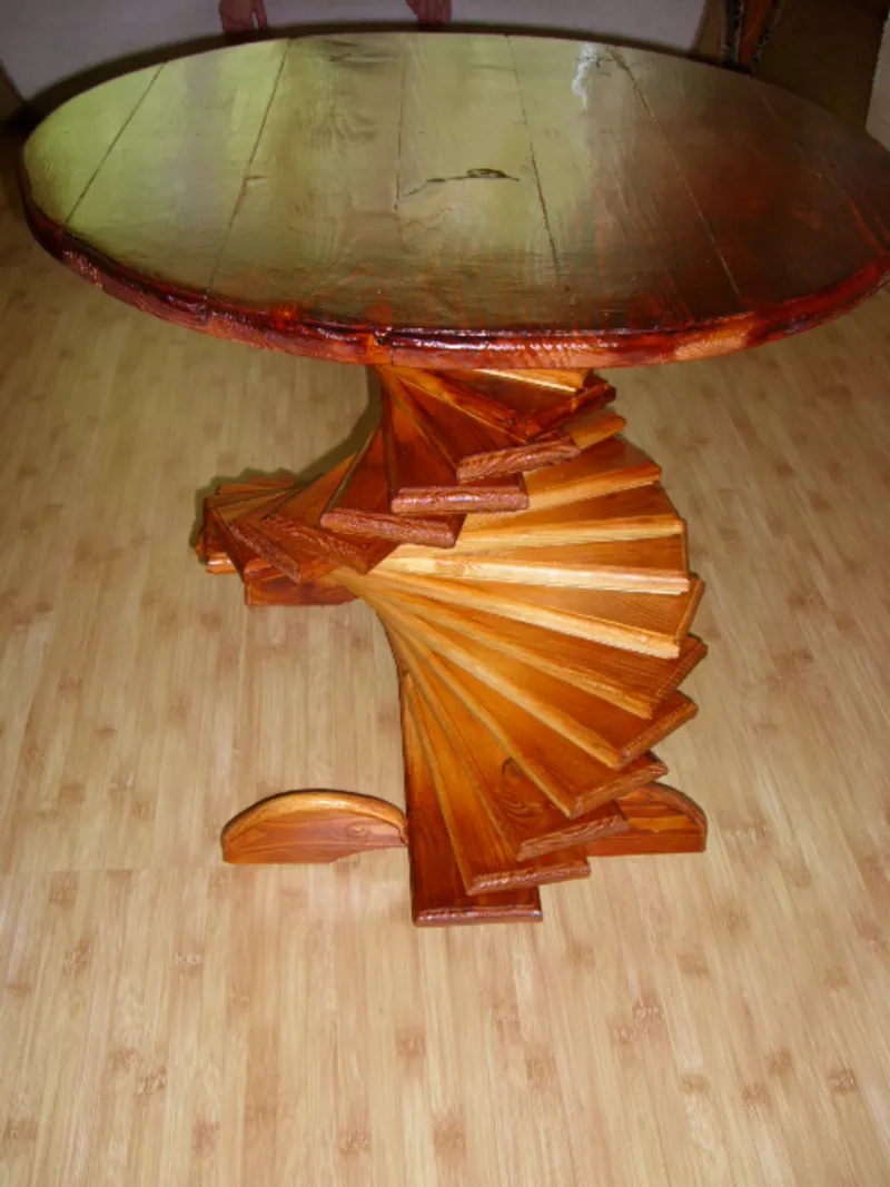 Деревянный  винтовой стол