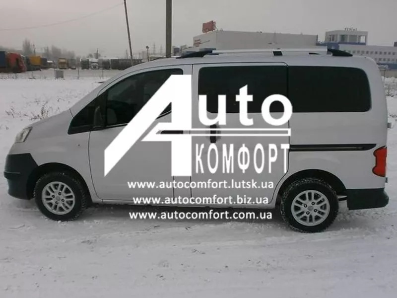 Передний салон,  левое стекло на Nissan NV200 