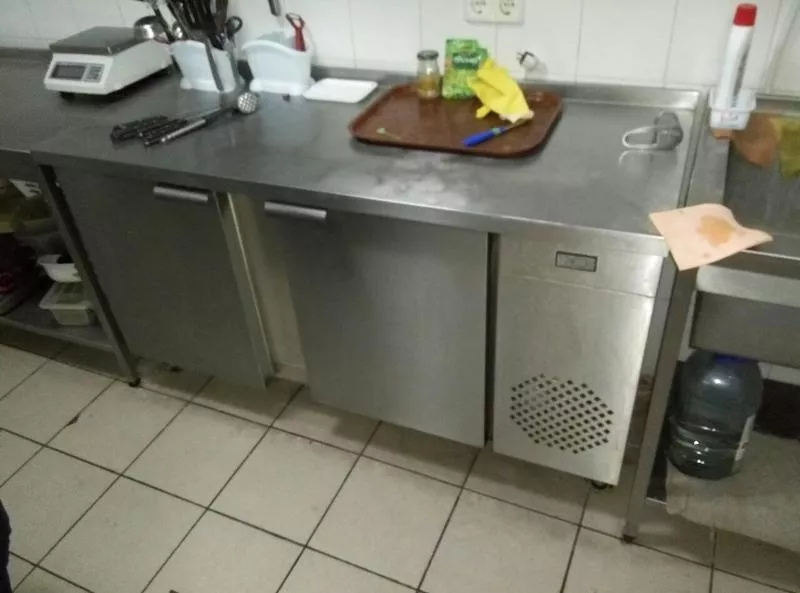 Продам двухдверный холодильный стол бу