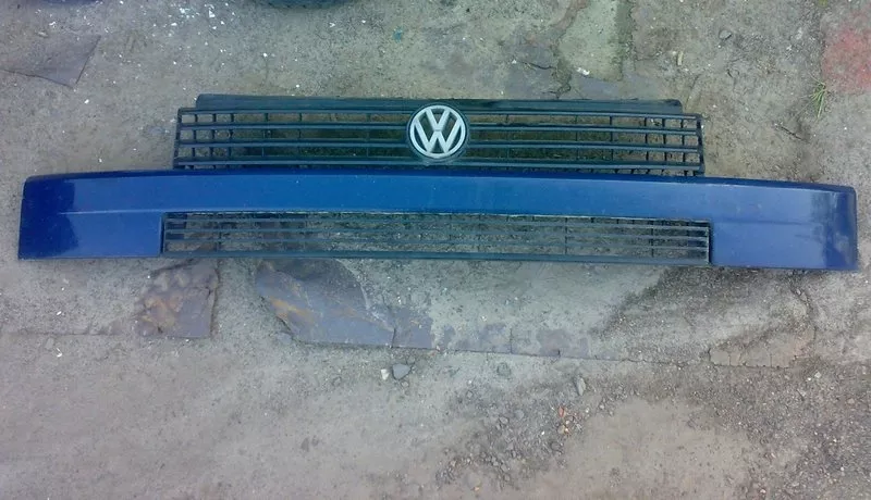 Продам оригинальную решетку радиатора VW T4