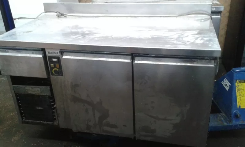 Продам двухдверный холодильный стол бу Zanussi для ресторана