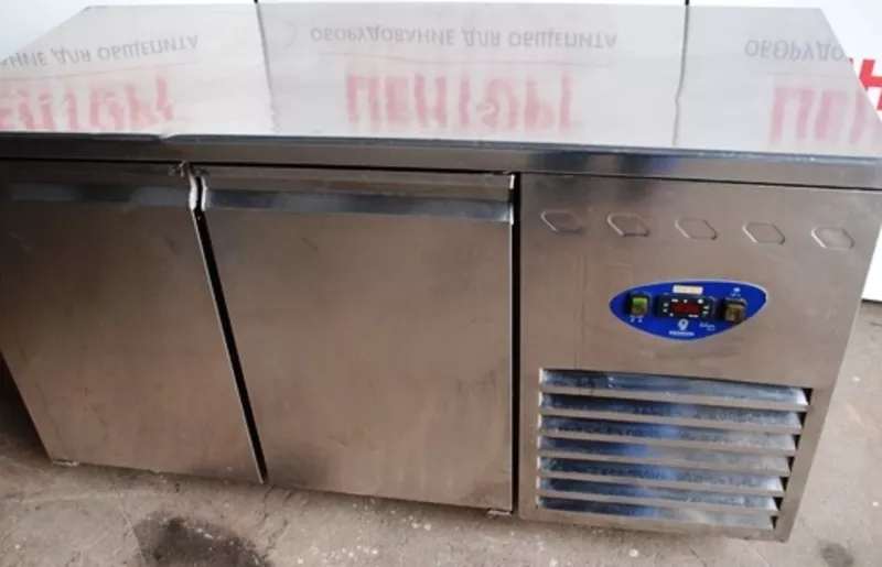 Продам двухдверный холодильный стол бу Desmon
