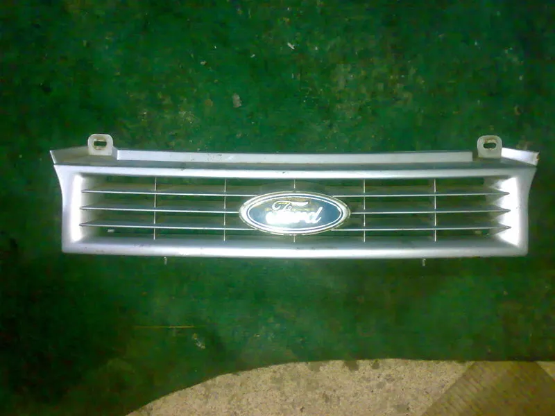 Продам оригинальную решетку радиатора на Ford Sierra 2